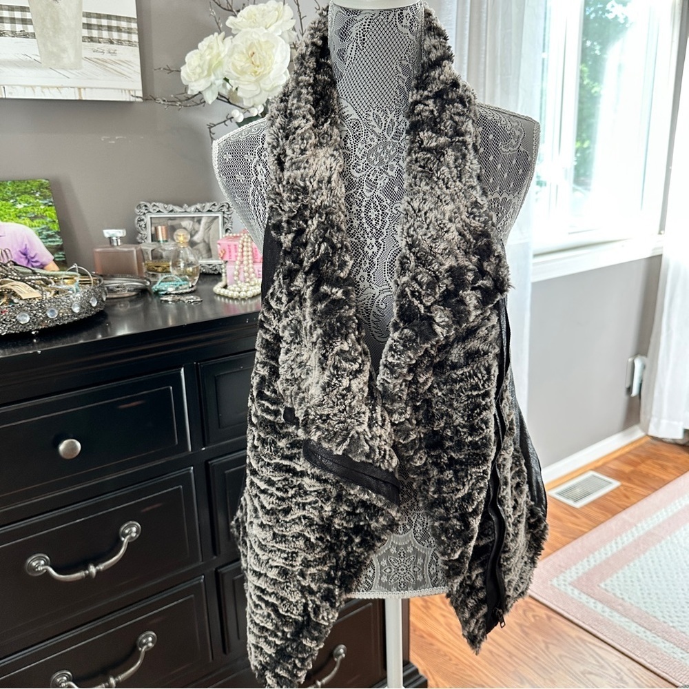 Dolce Cabo Faux Fur & Faux Leather Drape Vest Size S – Black/Gray - Picture 2 of 16